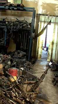 Pekerja gaya doggy di halaman sampah