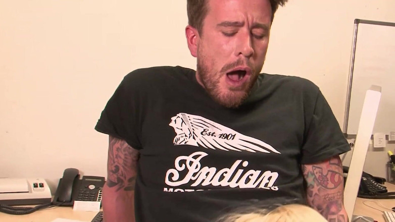 Bananas with Melons: Victoria的热辣阴户场景-2 大屁股和丰满的Victoria Summers在办公室里激情做爱