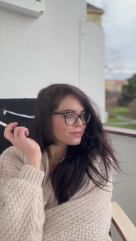 Kouření cigarety v brýlích