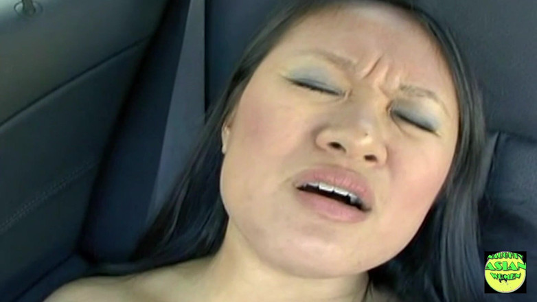 Naughty Asian Women: Çok sevimli Asyalı sürtük süper şanslı adamla inanılmaz arabada seks yapıyor
