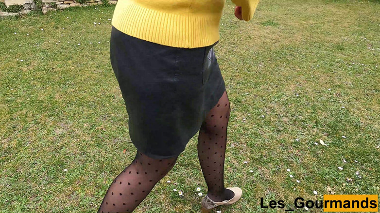 Les Gourmands: MILFka v punčochách a podpatcích s koženou sukní čůrá venku zblízka...