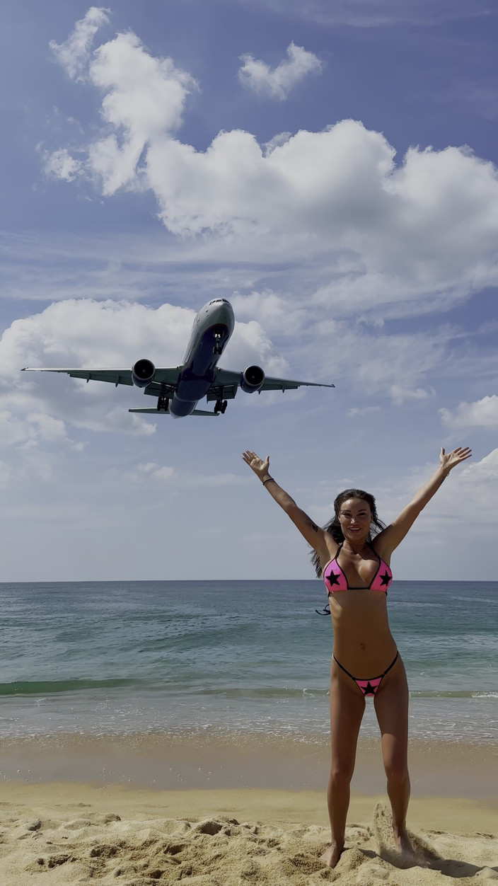 Monika Fox: Monika Fox tạo dáng trong bộ bikini màu hồng với...