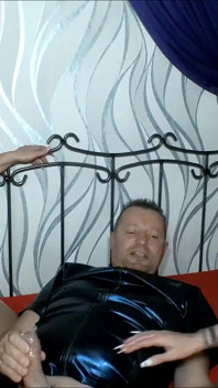 Dvě kundičky vyčerpávají sperma... Na Den svatého Mikuláše vyprázdníme prut!