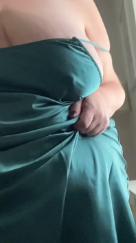 Ateşli iri güzel orta yaşlı seksi kadın ipeksi gecelikle seksi kıvrımlarını gösteriyor