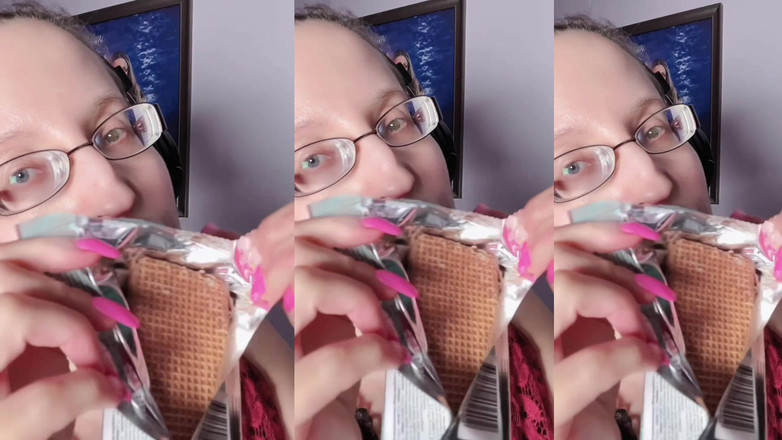 FinDom Goaldigger: Asmr Sweet Chocolate Eating - Asmr, Okulary, Giantess, Szminka, Big Lips,...