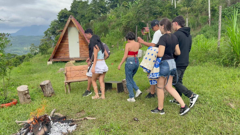 ManuelaAlvarez: Seks luar, latinos muda membayar penantian kepada kerdil India dengan...