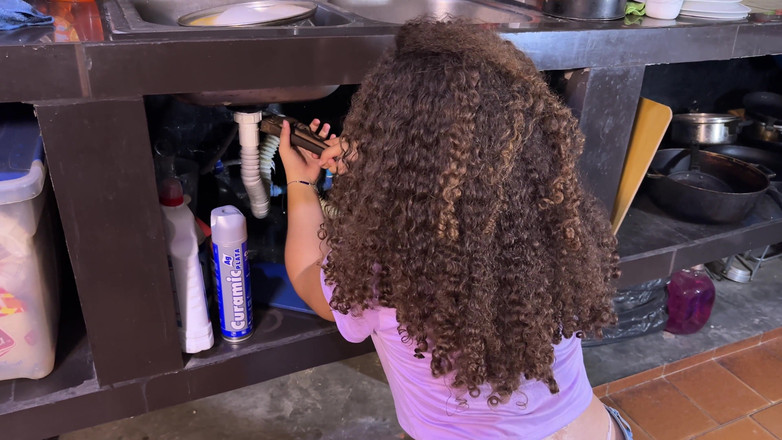 SugarPose: Olacaklardan bihaber tesisatçı Cassandra boruları tamir etmeye çalışıyor