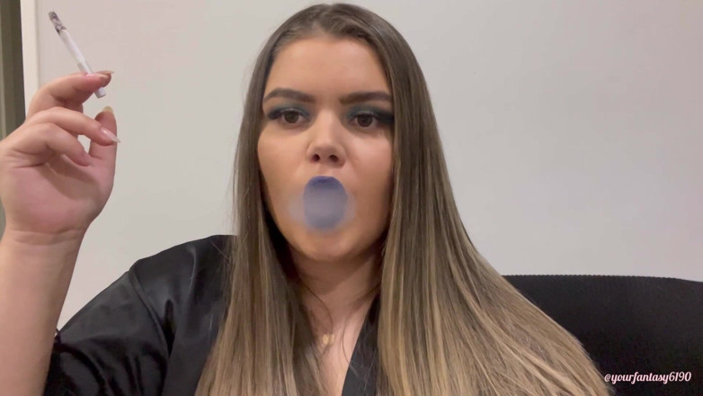 Your fantasy studio: Cirkels van rook met donkerblauwe lippenstift
