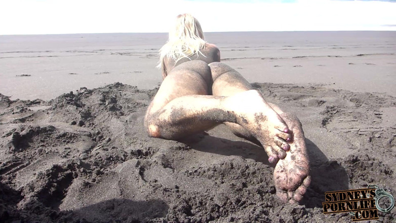 Sydneys porn life: Dirty feet, soles &amp; ass fetish on nudist beach!