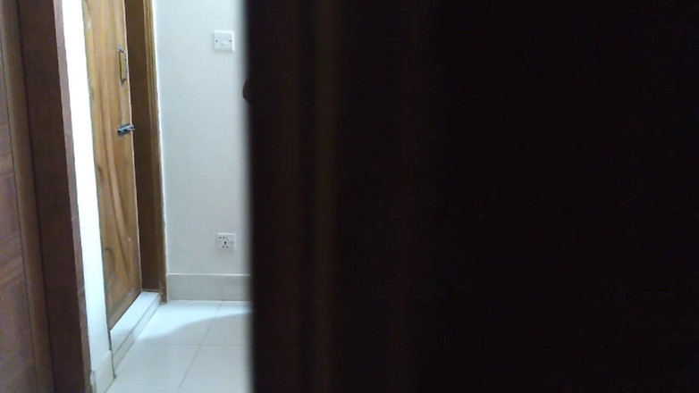 Aria Mia: Lokale Desi-lehrerin mit sari-bluse, wenn ein schüler ihr zimmer betritt...