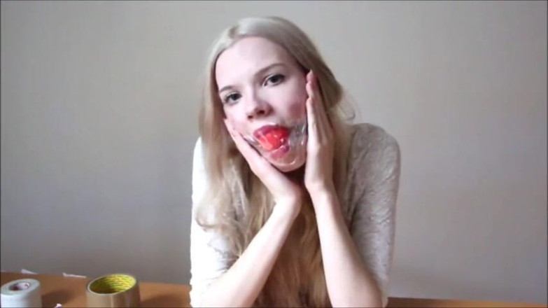 Selfgags classic: De zelfknevelsessie van een jonge en flirterige Poolse babe! (Aflevering 1 van 2)