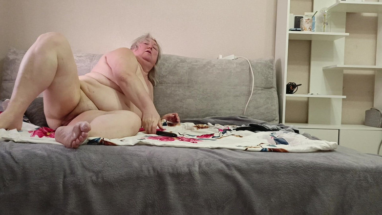 Zona901: Madrasta se masturba com grandes mamas e bunda, masturba buceta...