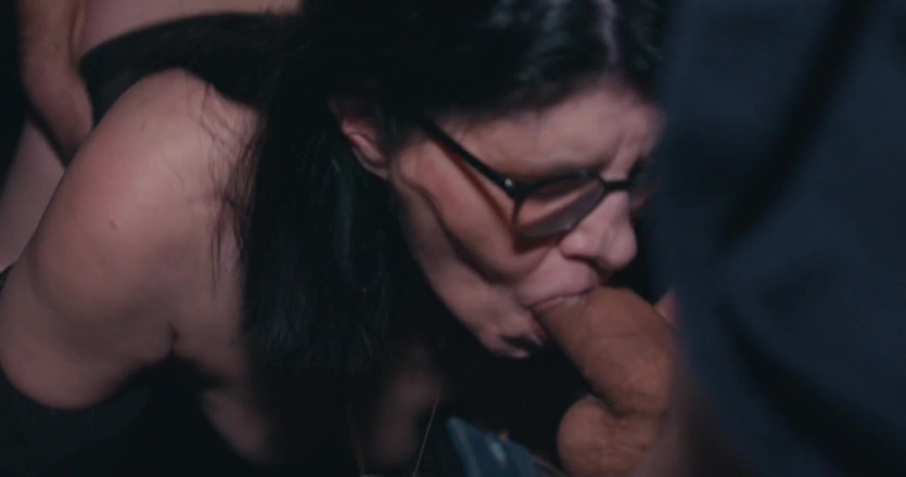 Gangbang and Co: Mature Woman Offered for a Hardcore Gangbang at a Swinger...