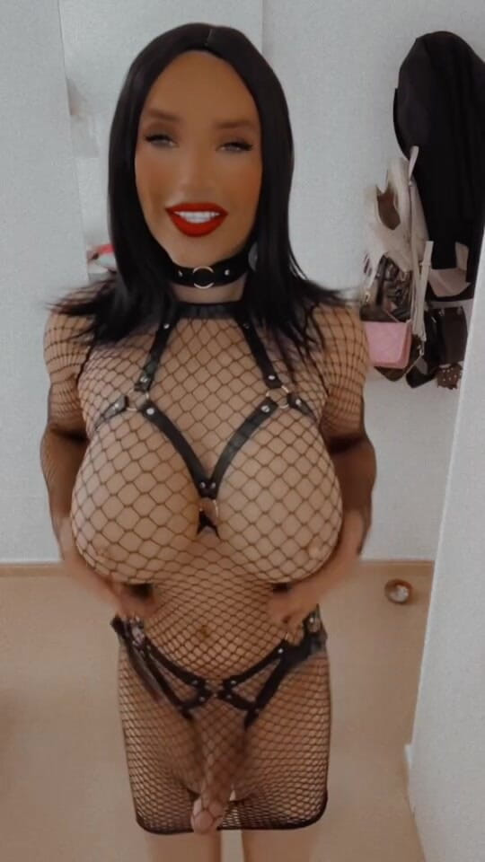 Sissy Slut Brianna: Beritahu saya, jalang, ke mana mulut terdesak itu pergi dahulu?...