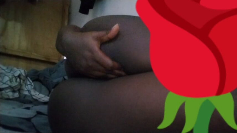 prinjema: Rubbing my big African pussy,