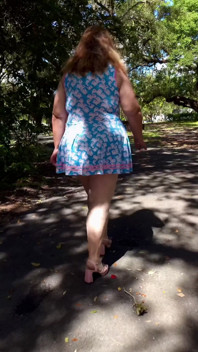 Jamdown26_da0603 - hete sexy bbw die buitenshuis in het park loopt met een minijurk en hakken