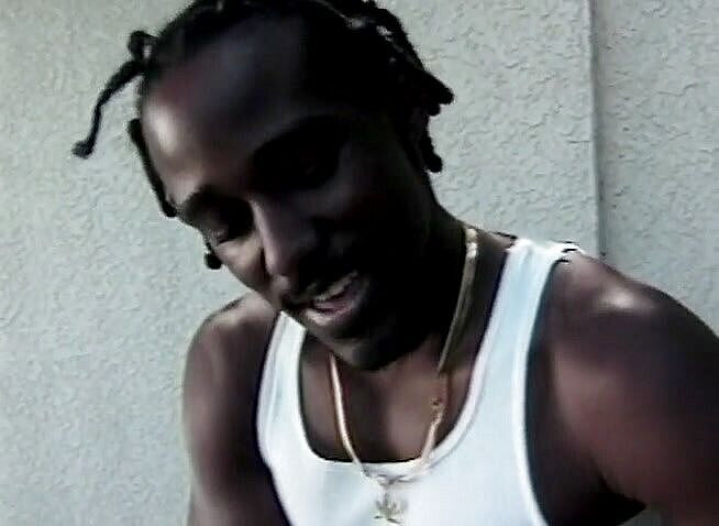 Black Jass: Brunette zwarte vrouw met kleine tieten en reet wordt buitenshuis...