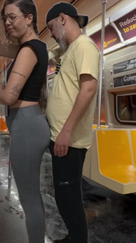 Awek pelajar dapat pancutan mani di kereta api bawah tanah New York.