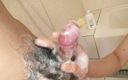 Asiatiques: 可爱的日本黑发女郎在洗手间吸吮鸡巴