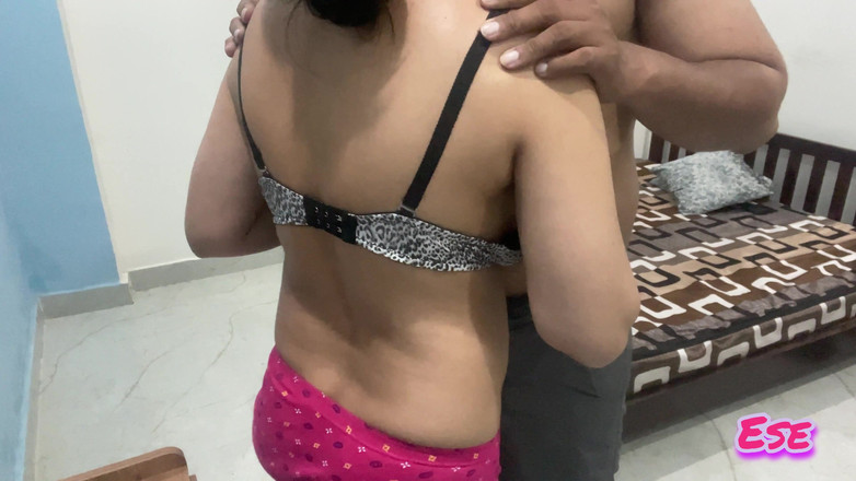 Sammy Sins: 叔母さんを助けている間、水が落ちてきて、叔母さんは服を脱いで私に犯されました。