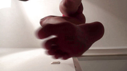 Foot Girls: Lady Alissa masuk dengan kaki bogelnya yang cantik pada awak.