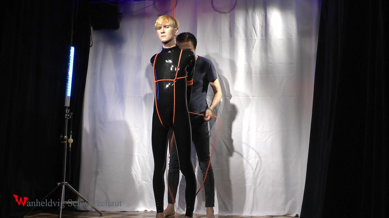 Wanheldvig: Нікі латексна лялька з кляпом у роті і мотузками