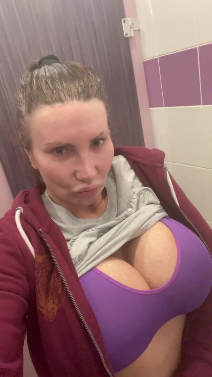 Sophie James: Riskantní veřejná masturbace na toaletě chcaní