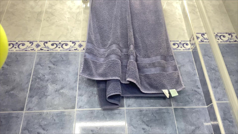 Katrina4deluxe: 业余相机在我继母的浴室与紧莱卡骆驼趾