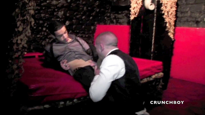 Crunch Boy: Matt ošukaný zvědavým arabským barmanem