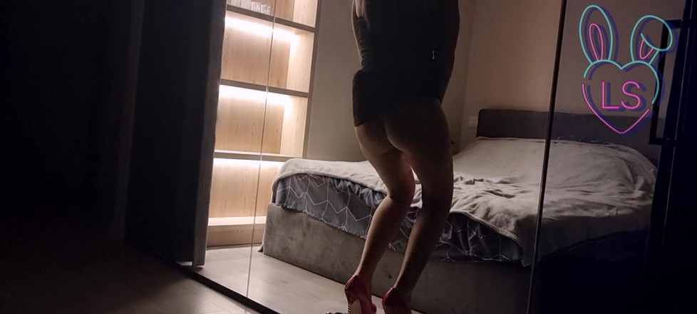 TheloveStory: O femeie sexy cu tocuri înalte se masturbează până la orgasm și...