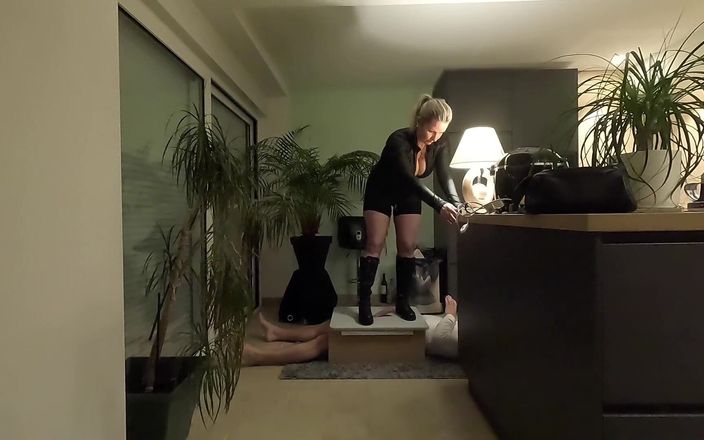 French femdom: Fransk pervers testar sina nya militära stövlar och ger henne...