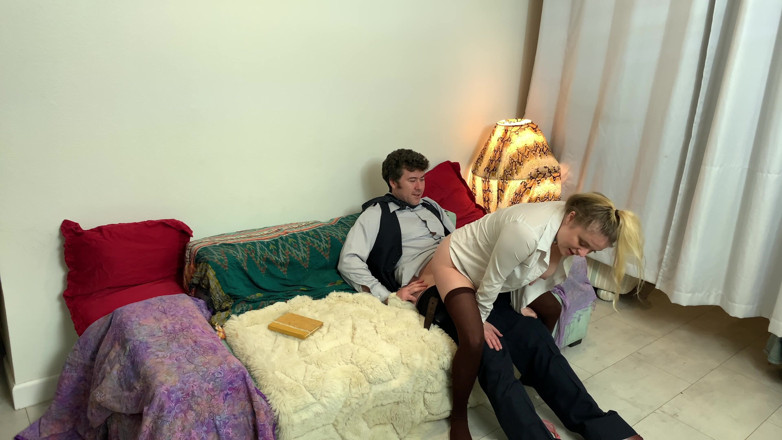 Erin Electra: Падчерка продовжує кінчати всюди і змушує свого вітчима жорстко її трахати