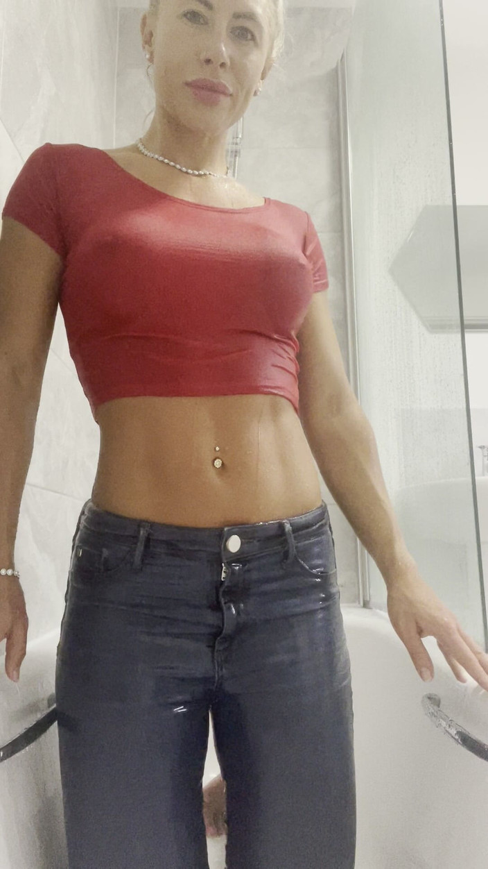 CALLIE ROKS: 근육 포즈 복근, 젖은 김이 모락모락 나는 샤워 젖은 티셔츠