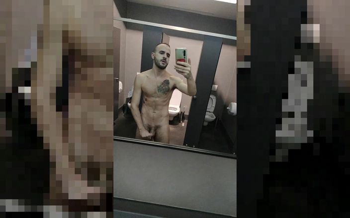 Xisco: Masturbándose en el baño del gimnasio