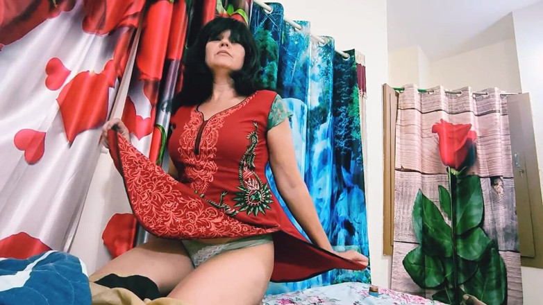 Bolly Karma: हॉट रंडी पत्नी के लिए बड़ा काला लंड हमेशा खुशहाल