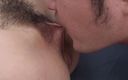 Caribbeancom: Une brune asiatique squirteuse se fait baiser dans un gangbang...