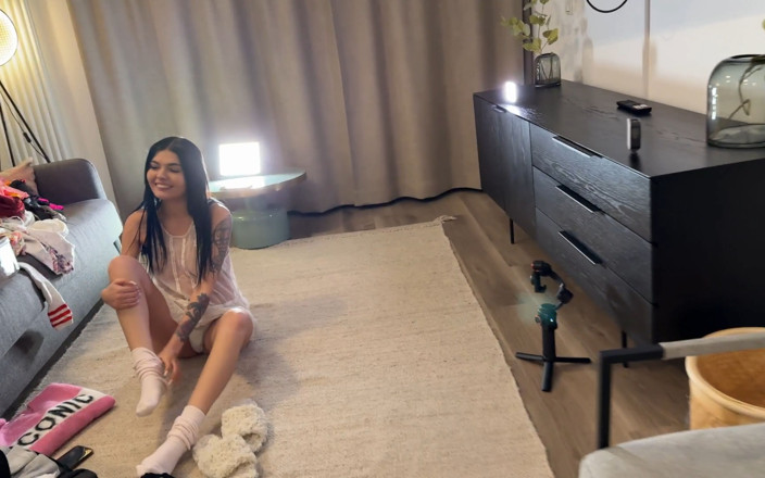 Short Skirt TV: Najgorętsze seksowne szczupłe fit brunetka loszka przymierzają krótkie spódnice, majtki...