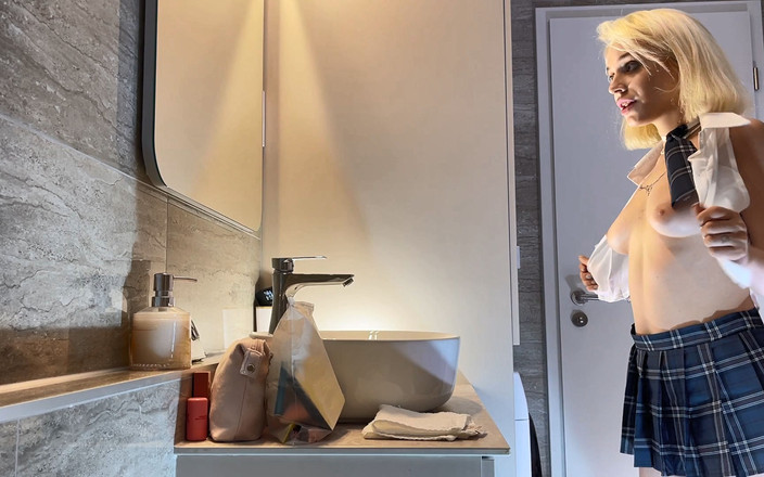 Short Skirt TV: Het blond cheerleader i kortaste skola uniform kjol blinkar fitta...