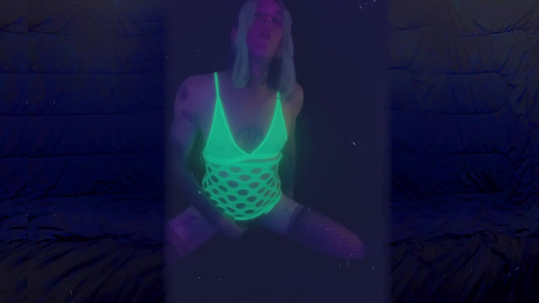 CarmenMelatonin: Sexy bedroom slut