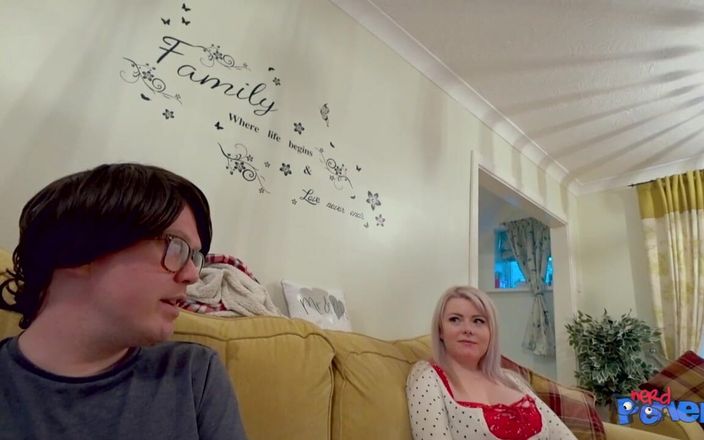 Nerd Pervert: Danni Marie - śliczna pierwsza raz masturbuje się i ssie kutasa