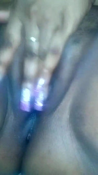 Une femme se masturbe et s'exhibe pour baiser
