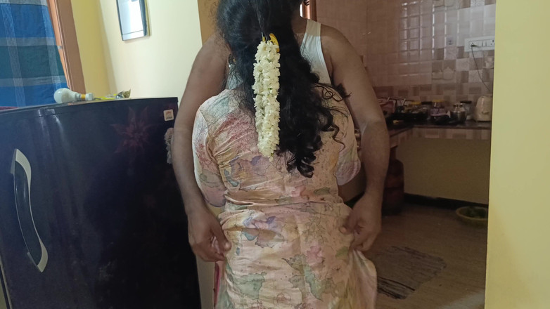 Pushpa studio: Studentessa di college romanticismo caldo in cucina