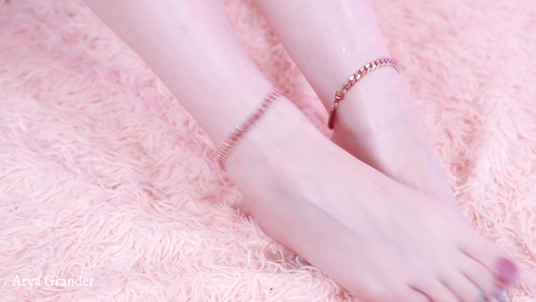 Arya Grander: Oily feet close up, foot fetish, big feet size 10