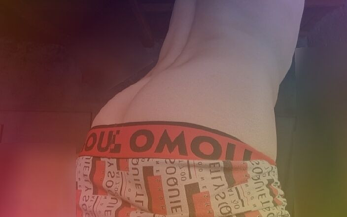 Franco2019: Estoy solo en mi habitación, mi cuerpo se ilumina con...