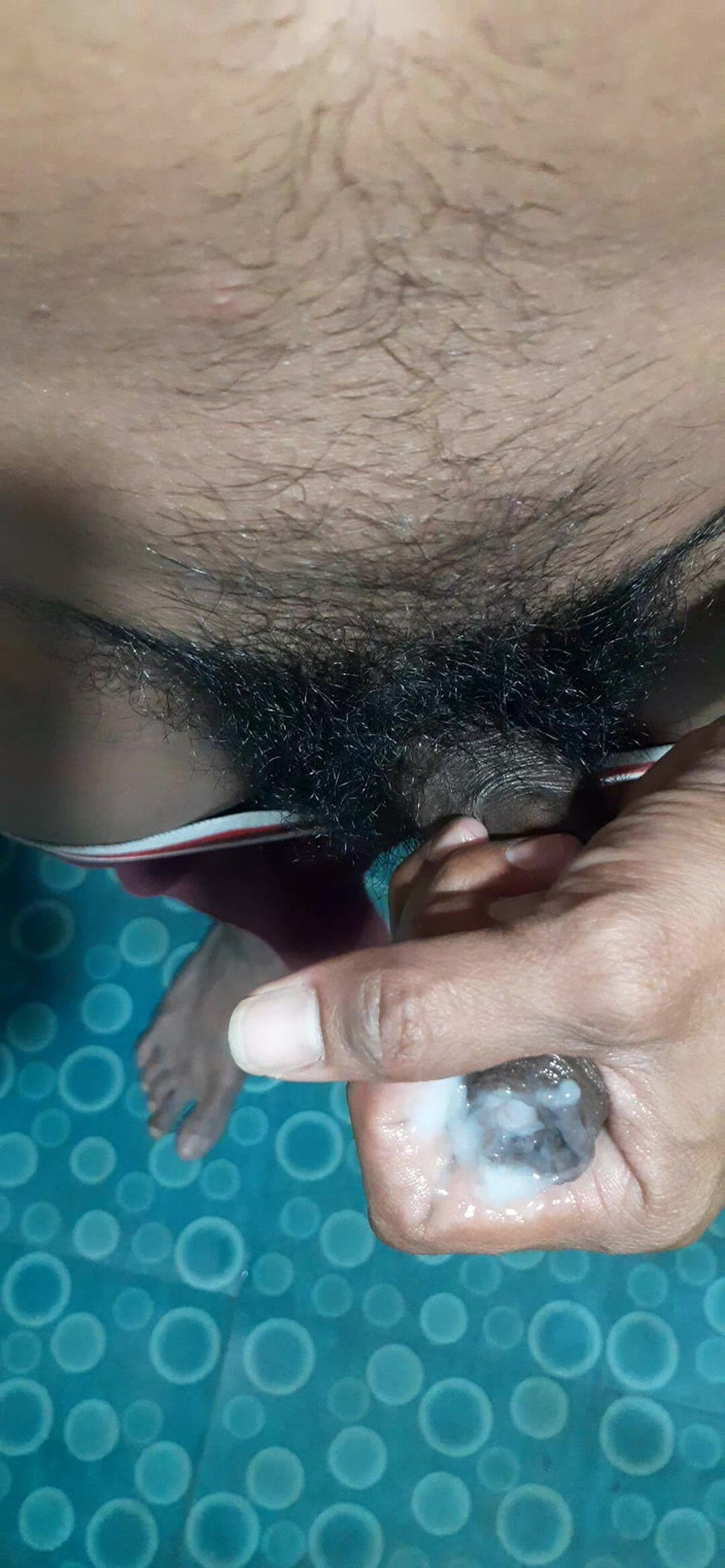 Che: Ejaculação preta, grande pau no banheiro, punheta, fode homem indiano