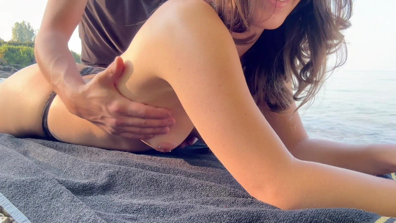 SweetJaneOfficial: Masaj public pe plajă - un tip sexy îmi unge pula și îmi atinge țâțele