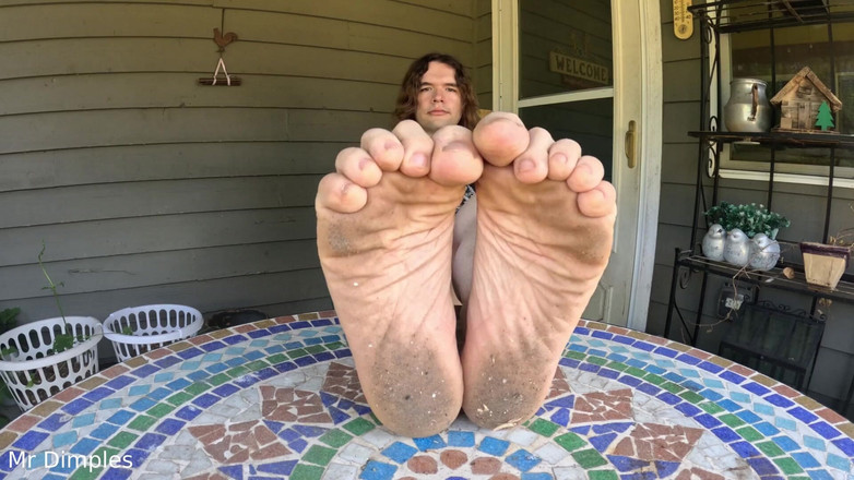 Mr Dimples: Kirli ayaklarımı gösteriyorum