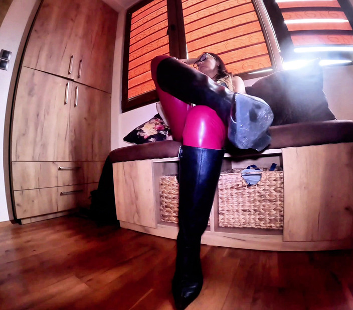 Mistressyammyboots: Lik mijn laarzen slaaf