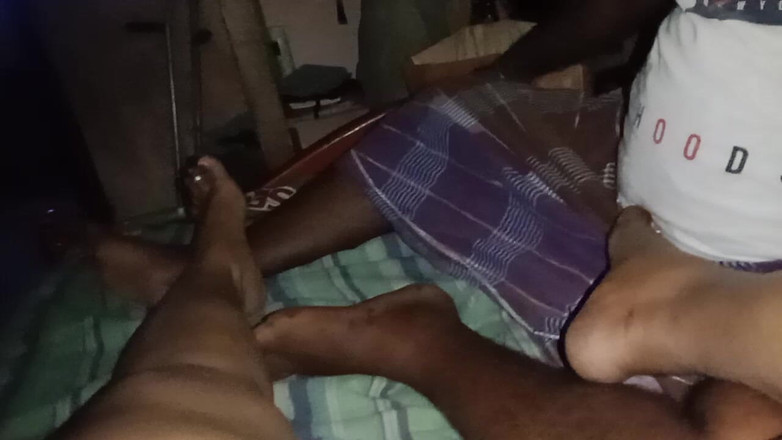 Tamil Anti Uma: Adik iparku lagi asik sempitnya pakai lidah dan mulutnya dientot...