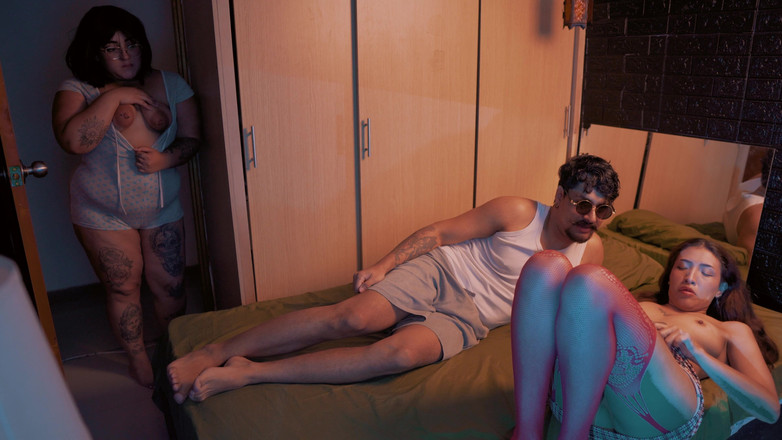 MvsteryGuy: 找继妹，我和她女朋友在一起，我们做爱，她看到了我们